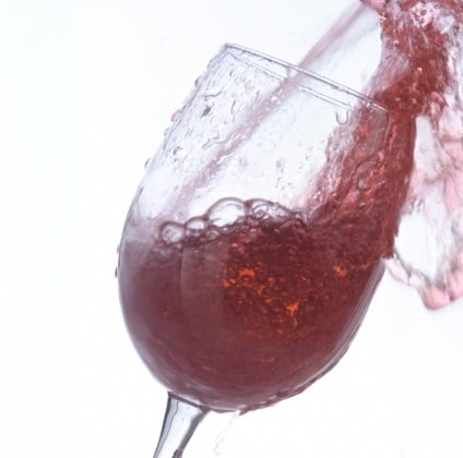グラスからあふれるワイン